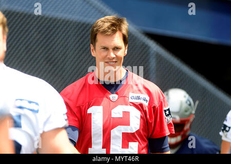 Foxborough, Massachusetts, USA. 7. Juni 2018. New England Patriots Quarterback Tom Brady (12) Wanderungen zu bohrt mit mini Camp des Teams auf der Praxis Felder am Gillette Stadium statt, in Foxborough, Massachusetts. Eric Canha/CSM/Alamy leben Nachrichten Stockfoto