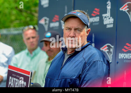 Foxborough, Massachusetts, USA. 7. Juni 2018. New England Patriots Head Coach Bill Belichick, spricht mit den Medien mini Camp des Teams auf der Praxis Felder am Gillette Stadium statt, in Foxborough, Massachusetts. Eric Canha/CSM/Alamy leben Nachrichten Stockfoto