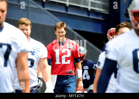 Foxborough, Massachusetts, USA. 7. Juni 2018. New England Patriots Quarterback Tom Brady (12) Wanderungen zu bohrt mit mini Camp des Teams auf der Praxis Felder am Gillette Stadium statt, in Foxborough, Massachusetts. Eric Canha/CSM/Alamy leben Nachrichten Stockfoto