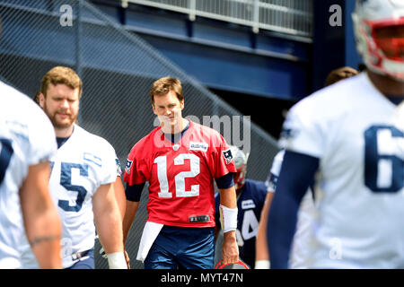 Foxborough, Massachusetts, USA. 7. Juni 2018. New England Patriots Quarterback Tom Brady (12) Wanderungen zu bohrt mit mini Camp des Teams auf der Praxis Felder am Gillette Stadium statt, in Foxborough, Massachusetts. Eric Canha/CSM/Alamy leben Nachrichten Stockfoto