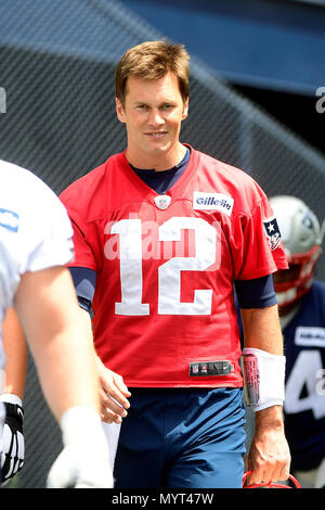 Foxborough, Massachusetts, USA. 7. Juni 2018. New England Patriots Quarterback Tom Brady (12) Wanderungen zu bohrt mit mini Camp des Teams auf der Praxis Felder am Gillette Stadium statt, in Foxborough, Massachusetts. Eric Canha/CSM/Alamy leben Nachrichten Stockfoto