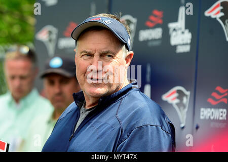 Foxborough, Massachusetts, USA. 7. Juni 2018. New England Patriots Head Coach Bill Belichick, spricht mit den Medien mini Camp des Teams auf der Praxis Felder am Gillette Stadium statt, in Foxborough, Massachusetts. Eric Canha/CSM/Alamy leben Nachrichten Stockfoto