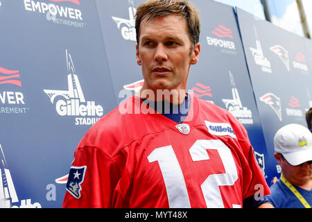 Foxborough, Massachusetts, USA. 7. Juni 2018. New England Patriots Quarterback Tom Brady (12) spricht mit den Medien mini Camp des Teams auf der Praxis Felder am Gillette Stadium statt, in Foxborough, Massachusetts. Eric Canha/CSM/Alamy leben Nachrichten Stockfoto