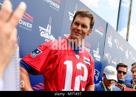 Foxborough, Massachusetts, USA. 7. Juni 2018. New England Patriots Quarterback Tom Brady (12) spricht mit den Medien mini Camp des Teams auf der Praxis Felder am Gillette Stadium statt, in Foxborough, Massachusetts. Eric Canha/CSM/Alamy leben Nachrichten Stockfoto