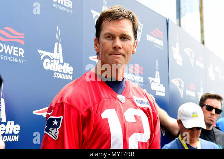 Foxborough, Massachusetts, USA. 7. Juni 2018. New England Patriots Quarterback Tom Brady (12) spricht mit den Medien mini Camp des Teams auf der Praxis Felder am Gillette Stadium statt, in Foxborough, Massachusetts. Eric Canha/CSM/Alamy leben Nachrichten Stockfoto