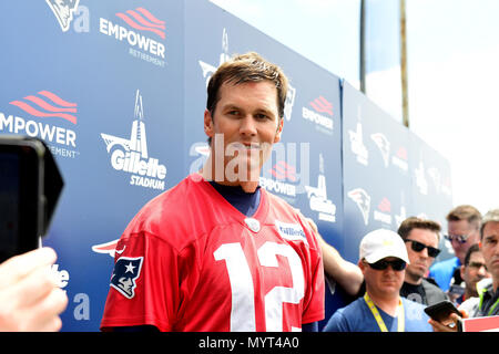 Foxborough, Massachusetts, USA. 7. Juni 2018. New England Patriots Quarterback Tom Brady (12) spricht mit den Medien mini Camp des Teams auf der Praxis Felder am Gillette Stadium statt, in Foxborough, Massachusetts. Eric Canha/CSM/Alamy leben Nachrichten Stockfoto