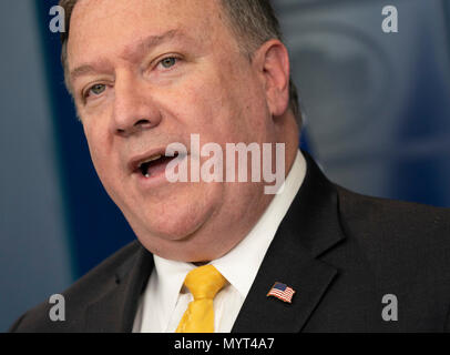 Washington, Vereinigte Staaten von Amerika. 07 Juni, 2018. United States Staatssekretär Mike Pompeo hält eine Pressekonferenz im Weißen Haus in Washington, DC, 7. Juni 2018. Quelle: Chris Kleponis/CNP | Verwendung der weltweiten Kredit: dpa/Alamy leben Nachrichten Stockfoto