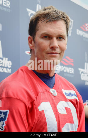 Foxborough, Massachusetts, USA. 7. Juni 2018. New England Patriots Quarterback Tom Brady (12) spricht mit den Medien mini Camp des Teams auf der Praxis Felder am Gillette Stadium statt, in Foxborough, Massachusetts. Eric Canha/CSM/Alamy leben Nachrichten Stockfoto