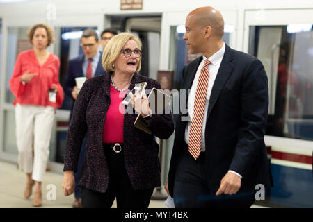 United States Senator Claire McCaskill, Demokrat von Missouri, Gespräche mit Senator Cory Booker, Demokrat aus New Jersey, der in den Senat der U-Bahn während der Senat auf dem Capitol Hill in Washington DC am 7. Juli 2018. Credit: Alex Edelman/CNP/MediaPunch Stockfoto