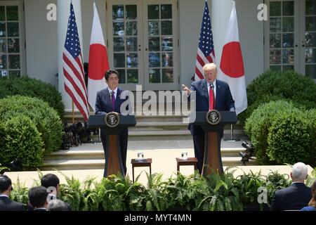 Washington, USA. 7. Juni 2018. Us-Präsident Donald Trump (R) und der japanische Ministerpräsident Shinzo Abe eine gemeinsame Pressekonferenz im Weißen Haus in Washington, DC, USA, am 7. Juni 2018 teil. Credit: Yang Chenglin/Xinhua/Alamy leben Nachrichten Stockfoto