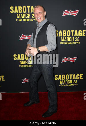 *** Foto *** Schauspieler Alan O'Neill hat sich Hollywood, CA - 19. März: Alan O'Neills Teilnahme an abotage' - Los Angeles Premiere am Regal Cinemas L.A. übergeben Live Kalifornien am 19. März 2014. Credit: Faye Sadou/MediaPunch Stockfoto