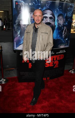 *** Foto *** Schauspieler Alan O'Neill hat Los Angeles, CA - 16. April: Alan O'Neil bei "A Haunted House 2' Uraufführung, Regal Cinemas, Los Angeles, 16. April 2014 verabschiedet. Credit: Janice Ogata/MediaPunch Stockfoto