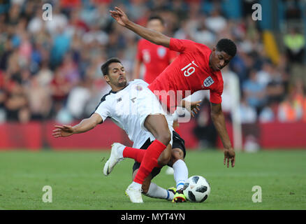 Leeds, Großbritannien. 7. Juni 2018. Celso Borges & Marcus Rashford GBB 7835 England v Costa Rica, 07.06.2018, Stadion Elland Road, Leeds, England streng redaktionelle Verwendung. Wenn der Spieler/Spieler in diesem Bild dargestellt ist/Spielen für einen englischen Club oder das England National Team. Dann ist dieses Bild darf nur für redaktionelle Zwecke verwendet werden. Keine kommerzielle Nutzung. Folgende Verwendungen sind auch dann eingeschränkt, wenn in einem redaktionellen Kontext: Verwendung in Verbindung mit oder als Teil eines nicht autorisierten Audio-, Video-, Daten-, Spielpläne, Verein/liga Logos, Credit: Allstar Bildarchiv/Alamy leben Nachrichten Stockfoto