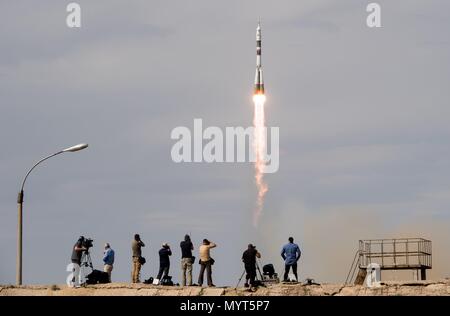 Die Sojus MS-09-Rakete erfolgreich in den Weltraum, die die Besatzung der "Expedition 56" zur Internationalen Raumstation vom Kosmodrom Baikonur am 6. Juni in Baikonur, Kasachstan 2018. Crew Mitglieder Alexander Gerst der Europäischen Weltraumorganisation, Serena Aunon-Chancellor der NASA, und Sergey Prokopyev von roskosmos die nächsten sechs Monate leben und arbeiten an Bord des Orbiting Laboratory. Stockfoto