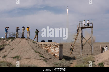 Die Sojus MS-09-Rakete erfolgreich in den Weltraum, die die Besatzung der "Expedition 56" zur Internationalen Raumstation vom Kosmodrom Baikonur am 6. Juni in Baikonur, Kasachstan 2018. Crew Mitglieder Alexander Gerst der Europäischen Weltraumorganisation, Serena Aunon-Chancellor der NASA, und Sergey Prokopyev von roskosmos die nächsten sechs Monate leben und arbeiten an Bord des Orbiting Laboratory. Stockfoto