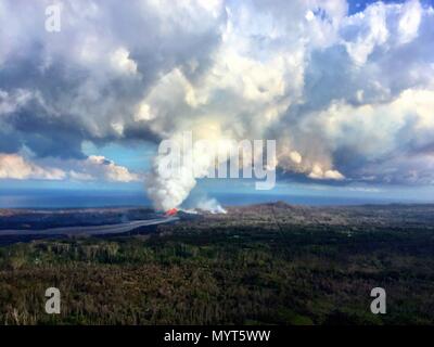 Hawaii, USA. 6. Juni, 2018. Eine massive Lavafontäne spewing Magma 150 Füße in die Luft riss 8 an der Ecke Nohea und Leilani, die der Ausbruch des Kilauea Vulkans Juni 6, 2018 in Hawaii verursacht. Die letzte Eruption weiter zerstören Häuser, zwangen Evakuierungen und spucken Lava und Giftgas auf der grossen Insel von Hawaii. Credit: Planetpix/Alamy leben Nachrichten Stockfoto