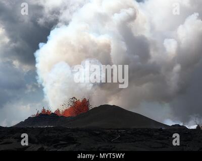 Hawaii, USA. 6. Juni, 2018. Eine massive Lavafontäne spewing Magma 150 Füße in die Luft riss 8 an der Ecke Nohea und Leilani, die der Ausbruch des Kilauea Vulkans Juni 6, 2018 in Hawaii verursacht. Die letzte Eruption weiter zerstören Häuser, zwangen Evakuierungen und spucken Lava und Giftgas auf der grossen Insel von Hawaii. Credit: Planetpix/Alamy leben Nachrichten Stockfoto