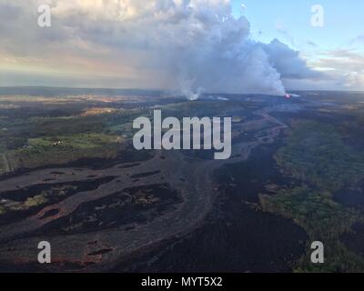 Hawaii, USA. 6. Juni, 2018. Eine massive Lavafontäne spewing Magma 150 Füße in die Luft riss 8 an der Ecke Nohea und Leilani, die der Ausbruch des Kilauea Vulkans Juni 6, 2018 in Hawaii verursacht. Die letzte Eruption weiter zerstören Häuser, zwangen Evakuierungen und spucken Lava und Giftgas auf der grossen Insel von Hawaii. Credit: Planetpix/Alamy leben Nachrichten Stockfoto