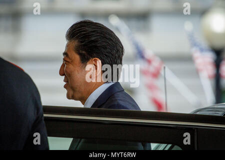 Washington DC, USA. 7. Juni 2018. Der japanische Ministerpräsident Shinzo Abe kommt für ein Treffen mit Präsident Donald Trump im Weißen Haus. Quelle: Michael Candelori/Alamy leben Nachrichten Stockfoto