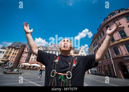 04 Juni 2018, Mainz, Deutschland: Den Chinesen Qing Wang singt auf dem Marktplatz von der Hauptstraße der Stadt. Der 59 Jahre alte ausgebildete Sänger und Regisseur kam in Deutschland 1992. Im Jahr 2008 begann er als Straßenmusiker in Mainz, Frankfurt, Wiesbaden und anderen Städten, in denen er Sand deutsche Lieder. Der Soldat Lied Lili Marleen von 1939 und der Loreley ist, was ihn zu Ruhm gebracht. Foto: Andreas Arnold/dpa Stockfoto