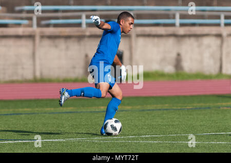 Fort Bragg, North Carolina, USA. 7. Juni 2018. Juni 7, 2018 - Fort Bragg, N.C., USA - All-Air Kraft Fußball Airman 1st Class John Smith (3) in Aktion während der dritten Runde zwischen der US Air Force und der US Navy die Streitkräfte Männer Fußball Meisterschaft 2018, an Hedrick Stadion, auf Fort Bragg. Air Force, die 2016 Titelverteidiger besiegt die Marine, 3-1. Die Streitkräfte Männer Fußball Meisterschaft wird alle zwei Jahre durchgeführt. Credit: Timothy L. Hale/ZUMA Draht/Alamy leben Nachrichten Stockfoto