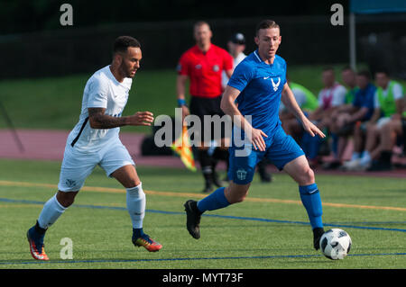 Fort Bragg, North Carolina, USA. 7. Juni 2018. Juni 7, 2018 - Fort Bragg, N.C., USA - All-Air Kraft Fussball Senior Airman Timothy Bettes (14), navy Fussball Petty Officer 3rd Class Kidany Berrenguer (7) jagen den Ball während einer dritten Runde Übereinstimmung zwischen der US Air Force und der US Navy die Streitkräfte Männer Fußball Meisterschaft 2018, an Hedrick Stadion, auf Fort Bragg. Air Force, die 2016 Titelverteidiger besiegt die Marine, 3-1. Die Streitkräfte Männer Fußball Meisterschaft wird alle zwei Jahre durchgeführt. Credit: Timothy L. Hale/ZUMA Draht/Alamy leben Nachrichten Stockfoto