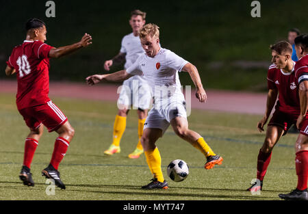 Fort Bragg, North Carolina, USA. 7. Juni 2018. Juni 7, 2018 - Fort Bragg, N.C., USA - All-Army Fußball 1. Lt Alexander Clark (10) Arbeitet seine Weise hinter All-Marine Corps Fußball Staff Sgt. Giovanny Calderon (10) Während der dritten Runde zwischen der US-Armee und dem United States Marine Corps an die Streitkräfte Männer Fußball Meisterschaft 2018, an Hedrick Stadion, auf Fort Bragg. Armee besiegte die Marines, 2-1. Die Streitkräfte Männer Fußball Meisterschaft wird alle zwei Jahre durchgeführt. Credit: Timothy L. Hale/ZUMA Draht/Alamy leben Nachrichten Stockfoto