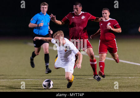 Fort Bragg, North Carolina, USA. 7. Juni 2018. Juni 7, 2018 - Fort Bragg, N.C., USA - All-Army Fußball 1. Lt Alexander Clark (10) wird während der dritten Runde zwischen der US-Armee und dem United States Marine Corps an die Streitkräfte Männer Fußball Meisterschaft 2018, an Hedrick Stadion, auf Fort Bragg ausgelöst. Armee besiegte die Marines, 2-1. Die Streitkräfte Männer Fußball Meisterschaft wird alle zwei Jahre durchgeführt. Credit: Timothy L. Hale/ZUMA Draht/Alamy leben Nachrichten Stockfoto