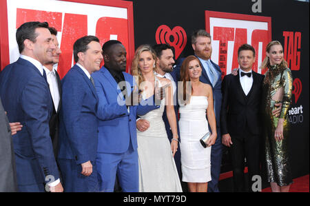 Los Angeles, USA. 7. Juni 2018. (L - R) Schauspieler Jon Hamm, Direktor Jeff Tomsic, Schauspieler Ed Helms, Schauspieler Hannibal Burress, Schauspielerin Annabelle Wallis, Schauspieler Jake Johnson, Schauspielerin Isla Fisher, Schauspieler Steve Berg, Schauspieler Jeremy Renner und Schauspielerin Leslie Bibb an Warner Bros. und New Line Cinema die Weltpremiere von "Tag" am 7. Juni 2018 im Regency Dorf Theater in Los Angeles, Kalifornien. Foto von Barry King/Alamy leben Nachrichten Stockfoto