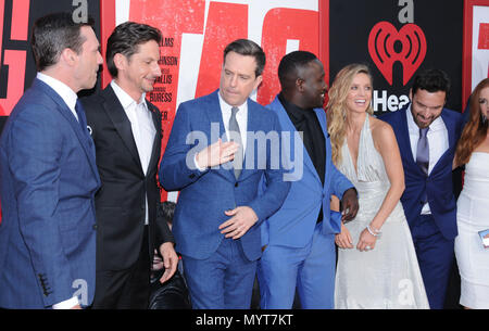 Los Angeles, USA. 7. Juni 2018. (L - R) Schauspieler Jon Hamm, Direktor Jeff Tomsic, Schauspieler Ed Helms, Schauspieler Hannibal Burress, Schauspielerin Annabelle Wallis, Schauspieler Jake Johnson, Schauspielerin Isla Fisher an Warner Bros. und New Line Cinema die Weltpremiere von "Tag" am 7. Juni 2018 im Regency Dorf Theater in Los Angeles, Kalifornien. Foto von Barry King/Alamy leben Nachrichten Stockfoto