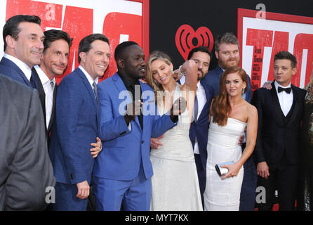 Los Angeles, USA. 7. Juni 2018. (L - R) Schauspieler Jon Hamm, Direktor Jeff Tomsic, Schauspieler Ed Helms, Schauspieler Hannibal Burress, Schauspielerin Annabelle Wallis, Schauspieler Jake Johnson, Schauspielerin Isla Fisher, Schauspieler Steve Berg und Schauspieler Jeremy Renner an Warner Bros. und New Line Cinema die Weltpremiere von "Tag" am 7. Juni 2018 im Regency Dorf Theater in Los Angeles, Kalifornien. Foto von Barry King/Alamy leben Nachrichten Stockfoto