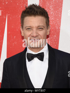 Los Angeles, Kalifornien, USA. 7. Juni 2018. JEREMY RENNER kommt an dem Tag Uraufführung am Regency Dorf Theater in Westwood, Kalifornien. Credit: Billy Bennight/ZUMA Draht/Alamy leben Nachrichten Stockfoto