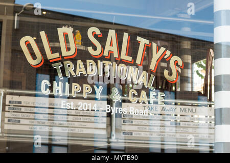 Die alten Salzig traditionelle Fisch und Chip Shop in der Byres Road, Glasgow, Schottland, Großbritannien Stockfoto