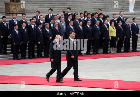 08. Juni 2018, China, Peking: Wladimir Putin (l.), Präsident der Russischen, mit militärischen Ehren durch Xi Jinping, Präsident von China empfangen werden. Putin ist in China zu Gesprächen mit dem chinesischen Präsidenten. Er ist auch für ein Treffen der Shanghaier Organisation für Zusammenarbeit am Wochenende erwartet. Die regionalen Gipfel findet in der ostchinesischen Stadt Qingdao. Russland HERAUS Foto: Pavel Bednyakov/dpa Stockfoto