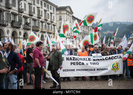 Juni 8, 2018 - Turin, Italy-June 8, 2018: Manifestation der Jäger auf das neue Gesetz der Region Piemont, dass die Jagd an Sonntagen im September verbietet in Turin. Credit: Stefano Guidi/ZUMA Draht/Alamy leben Nachrichten Stockfoto