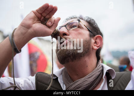 Juni 8, 2018 - Turin, Italy-June 8, 2018: Manifestation der Jäger auf das neue Gesetz der Region Piemont, dass die Jagd an Sonntagen im September verbietet in Turin. Credit: Stefano Guidi/ZUMA Draht/Alamy leben Nachrichten Stockfoto