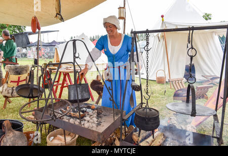 Ardingly UK 8 Juni 2018 - Sian Bailey aus der Hartley Companie, einem mittelalterlichen Reenactment Gruppe im Süden von England zeigen im schönen, sonnigen Wetter am Ardingly Ausstellungsgelände in der Nähe von Haywards Heath Sussex Kredit statt: Simon Dack/Alamy leben Nachrichten Stockfoto