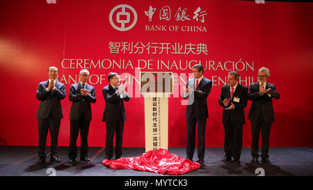 Santiago, Chile. 6. Juni, 2018. Vorsitzender der Bank of China (BOC) Chen Siqing (3 l), der chinesische Botschafter in Chile Xu Bu (2 l), der ehemalige chilenische Präsident Eduardo Frei Ruiz-Tagle (2. R) und andere Gäste nehmen an der Eröffnungsfeier des chilenischen Niederlassung der BOC in Santiago, Hauptstadt von Chile, am 6. Juni 2018. Das kündigte BOC Eröffnung der chilenischen Niederlassung hier am Mittwoch. Credit: Wang Pei/Xinhua/Alamy leben Nachrichten Stockfoto