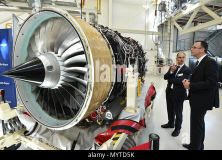 08. Juni 2018, Deutschland, Dahlewitz: Alastair McIntosh (R), Managing Director für Deutschland, Warren East, CEO von Rolls-Royce, neu entwickelte und fertigen Business-Jet Engines Pearl 15. Bei einem Festakt zum 25. Jahrestag des Rolls-Royce Dahlewitz Anlage. Foto: Bernd Settnik/dpa-Zentralbild/dpa Stockfoto