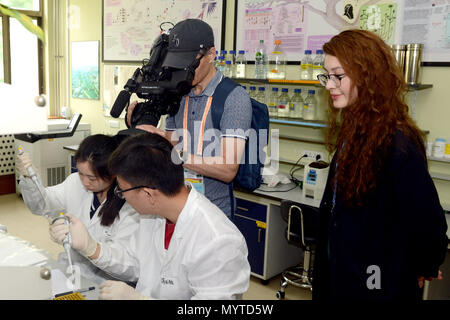 (180608) - Qingdao, 8. Juni 2018 (Xinhua) - Junusbekova Meruyert (1. R) begleitet der kasachische Journalist Darkeyev Yessim in einem Interview in der Ocean Universität China in Qingdao, in der ostchinesischen Provinz Shandong, 8. Juni 2018. Meruyert von Almaty, Kasachstan hatte einen Traum von Studium und Leben in China. Nach einem Jahr Chinesisch lernen in der Shandong Universität für Technologie, sie wurde ein Student majoring in Petroleum Engineering an der China Universität für Erdöl im Jahr 2014. Als Mitarbeiter des 18 Shanghaier Organisation für Zusammenarbeit (SCO), Gipfel, Meruyert bietet Dienstleistungen für Kazak Stockfoto