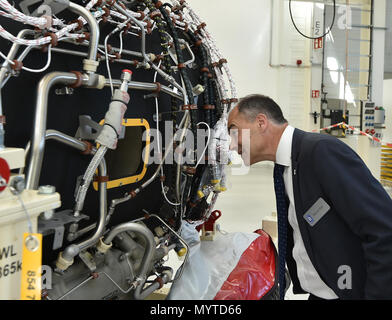 08. Juni 2018, Deutschland, Dahlewitz: Warren East, CEO von Rolls-Royce, die neu entwickelte und fertigen Business-Jet Engines Pearl 15. Bei einem Festakt zum 25. Jahrestag des Rolls-Royce Dahlewitz Anlage. Foto: Bernd Settnik/dpa-Zentralbild/dpa Stockfoto