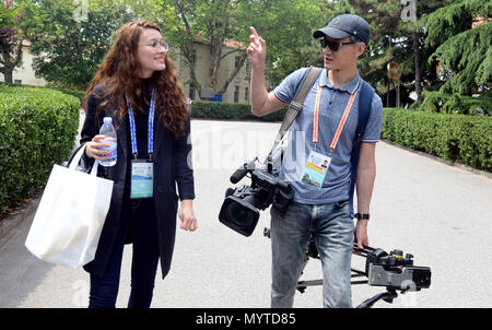 (180608) - Qingdao, 8. Juni 2018 (Xinhua) - Junusbekova Meruyert (L) begleitet der kasachische Journalist Darkeyev Yessim in einem Interview in der Ocean Universität China in Qingdao, in der ostchinesischen Provinz Shandong, 8. Juni 2018. Meruyert von Almaty, Kasachstan hatte einen Traum von Studium und Leben in China. Nach einem Jahr Chinesisch lernen in der Shandong Universität für Technologie, sie wurde ein Student majoring in Petroleum Engineering an der China Universität für Erdöl im Jahr 2014. Als Mitarbeiter des 18 Shanghaier Organisation für Zusammenarbeit (SCO), Gipfel, Meruyert bietet Dienstleistungen für Kasachische Jo Stockfoto