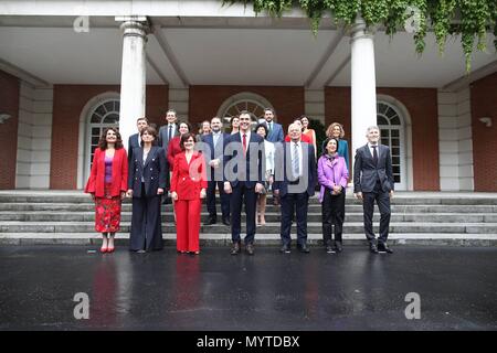 LLEGADA DE LOS NUEVOS MINISTROS, FOTO DE FAMILIA Y PRIMERA REUNION DEL CONSEJO DE MINISTROS 08/06/2018 Juni 08, 2018 Madrid/Spanien. Erste Ministerrat der neuen Regierung von Pedro Sanchez in der moncloa Palace. Familie Foto: Carmen Calvo (Vice President und Gleichheit Minister) Josep Borrel (Minister für Auswärtige Angelegenheiten, EU und Zusammenarbeit) Fernando Grande-Marlaska (Innenminister) Margarita Robles (Minister für Verteidigung) Maria Jesus Montero (Minister der Finanzen) Dolores Delgado (Justizminister) Magdalena Valerio (Ministerin für Arbeit) Nadia Calviño (Minister Stockfoto