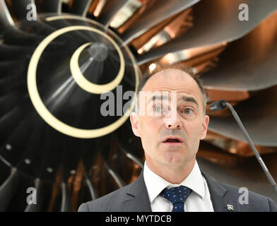 08. Juni 2018, Deutschland, Dahlewitz: Warren East, CEO von Rolls-Royce, vor einer Trent XWB-Motor für Airbus im Rahmen einer Zeremonie auf der 25. Jahrestag des Rolls-Royce Dahlewitz Anlage. Foto: Bernd Settnik/dpa-Zentralbild/dpa Stockfoto