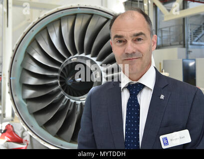 08. Juni 2018, Deutschland, Dahlewitz: Warren East, CEO von Rolls-Royce, stand vor einem neu entwickelten und fertigen Business-jet Motor Pearl 15. Bei einem Festakt zum 25. Jahrestag des Rolls-Royce Dahlewitz Anlage. Foto: Bernd Settnik/dpa-Zentralbild/dpa Stockfoto