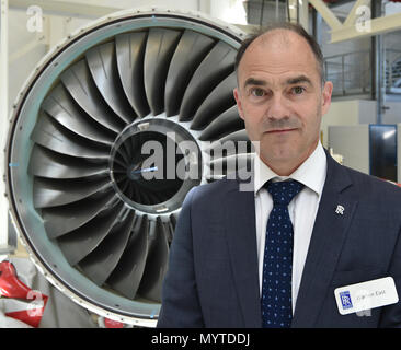 08. Juni 2018, Deutschland, Dahlewitz: Warren East, CEO von Rolls-Royce, stand vor einem neu entwickelten und fertigen Business-jet Motor Pearl 15. Bei einem Festakt zum 25. Jahrestag des Rolls-Royce Dahlewitz Anlage. Foto: Bernd Settnik/dpa-Zentralbild/dpa Stockfoto