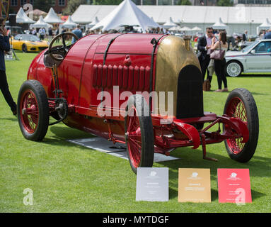 Honourable Artillery Company, London, UK. Am 8. Juni 2018. Eine Anzeige von einigen der besten Autos der Welt in der intimen Atmosphäre der Gärten der Honourable Artillery Company unter heißer Sonne, durch Stadt Büros umgeben. Gold Gewinner des London Concours Beste 2018 der Show ist dieses 1911 Fiat S 76. Credit: Malcolm Park/Alamy Leben Nachrichten. Stockfoto