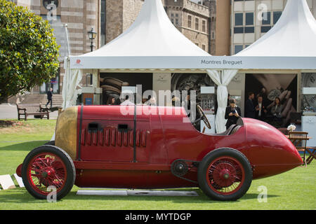 Honourable Artillery Company, London, UK. Am 8. Juni 2018. Eine Anzeige von einigen der besten Autos der Welt in der intimen Atmosphäre der Gärten der Honourable Artillery Company unter heißer Sonne, durch Stadt Büros umgeben. Gold Gewinner des London Concours Beste 2018 der Show ist dieses 1911 Fiat S 76. Credit: Malcolm Park/Alamy Leben Nachrichten. Stockfoto