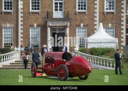 Honourable Artillery Company, London, UK. Am 8. Juni 2018. Eine Anzeige von einigen der besten Autos der Welt in der intimen Atmosphäre der Gärten der Honourable Artillery Company unter heißer Sonne, durch Stadt Büros umgeben. Gold Gewinner des London Concours Beste 2018 der Show ist dieses 1911 Fiat S 76. Credit: Malcolm Park/Alamy Leben Nachrichten. Stockfoto