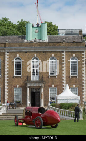 Honourable Artillery Company, London, UK. Am 8. Juni 2018. Eine Anzeige von einigen der besten Autos der Welt in der intimen Atmosphäre der Gärten der Honourable Artillery Company unter heißer Sonne, durch Stadt Büros umgeben. Gold Gewinner des London Concours Beste 2018 der Show ist dieses 1911 Fiat S 76. Credit: Malcolm Park/Alamy Leben Nachrichten. Stockfoto